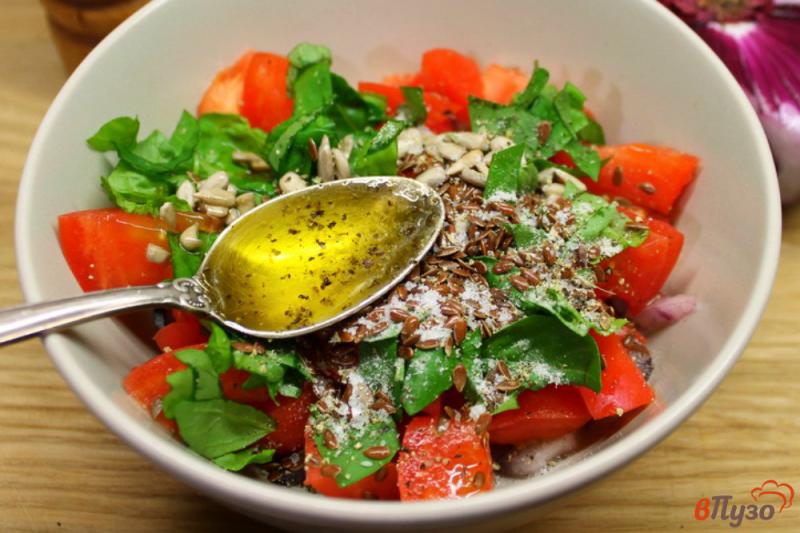 Фото приготовление рецепта: Салат из помидоров с красным луком и семечками шаг №5