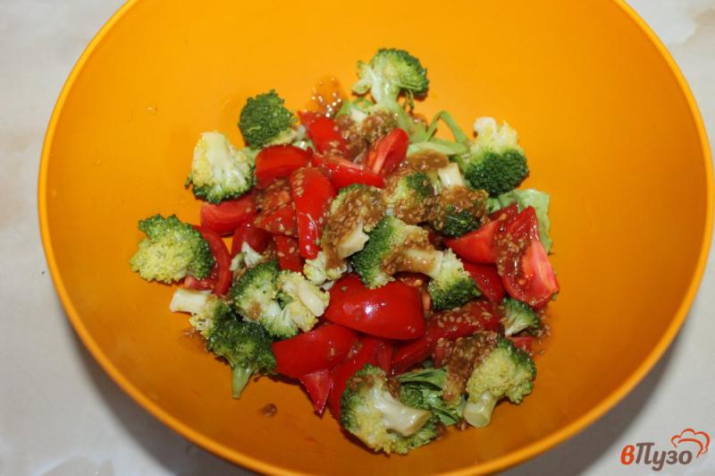 Фото приготовление рецепта: Салат из помидоров и брокколи под кунжутной заправкой шаг №4