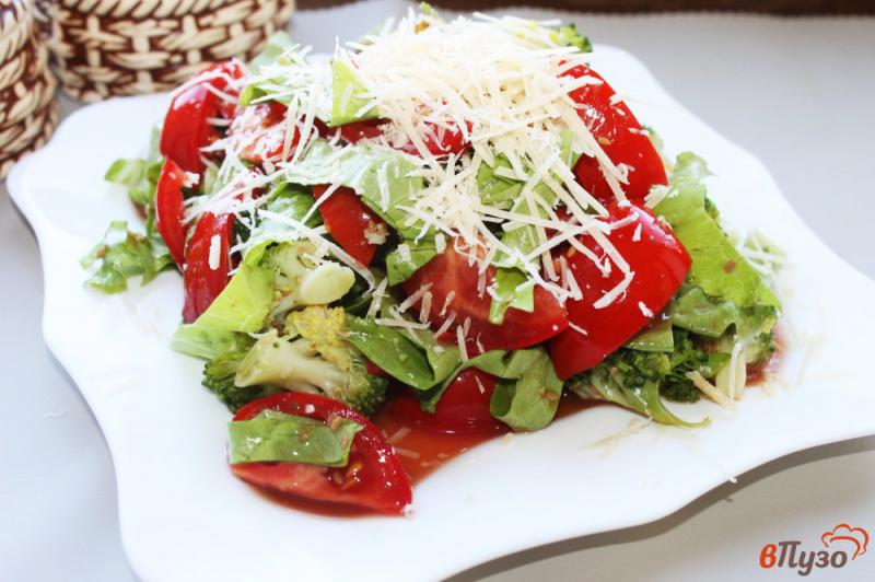 Фото приготовление рецепта: Салат из помидоров и брокколи под кунжутной заправкой шаг №5