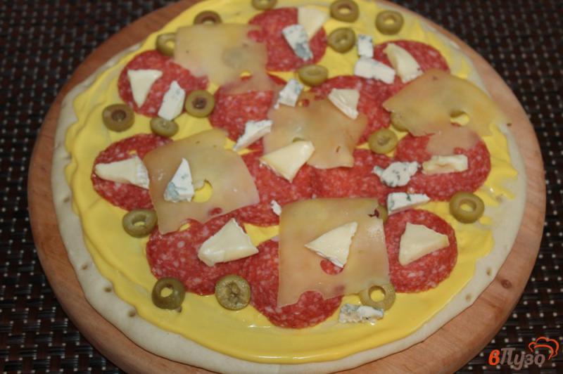 Фото приготовление рецепта: Пицца на готовой основе с салями, голубым сыром и оливками шаг №4