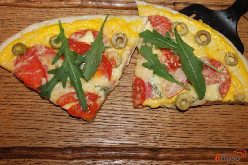 Фото приготовление рецепта: Пицца на готовой основе с салями, голубым сыром и оливками шаг №7