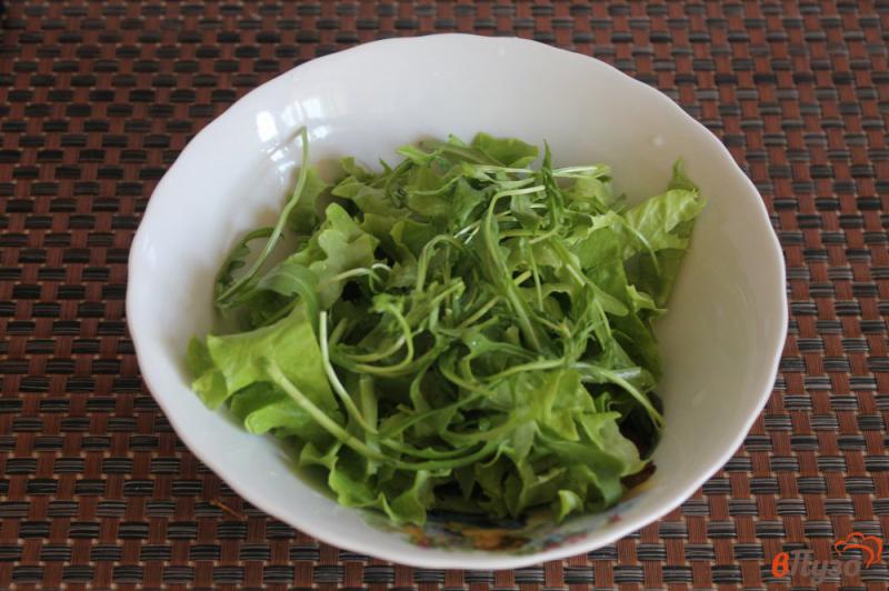 Фото приготовление рецепта: Салат из маслин, сыра с плесенью и рукколы шаг №1