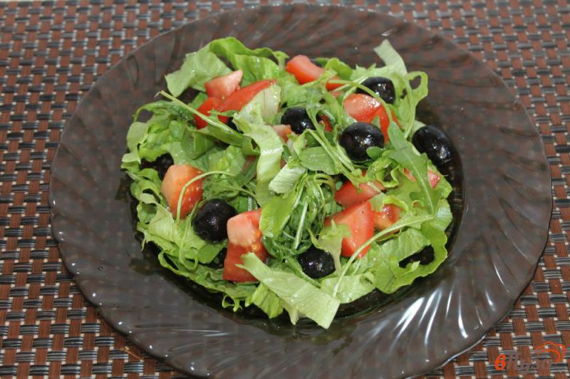 Фото приготовление рецепта: Салат из маслин, сыра с плесенью и рукколы шаг №4