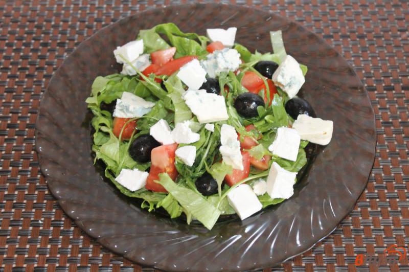Фото приготовление рецепта: Салат из маслин, сыра с плесенью и рукколы шаг №5