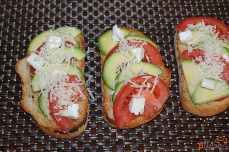 Фото приготовление рецепта: Бутерброды с авокадо, фетой и рукколой шаг №4