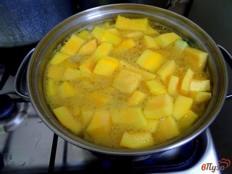Фото приготовление рецепта: Суп пюре из тыквы с чесноком шаг №6