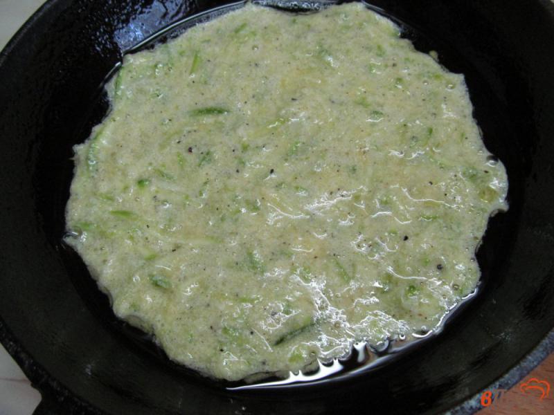Фото приготовление рецепта: Кабачковый пирог с фрикадельками на сковороде шаг №3