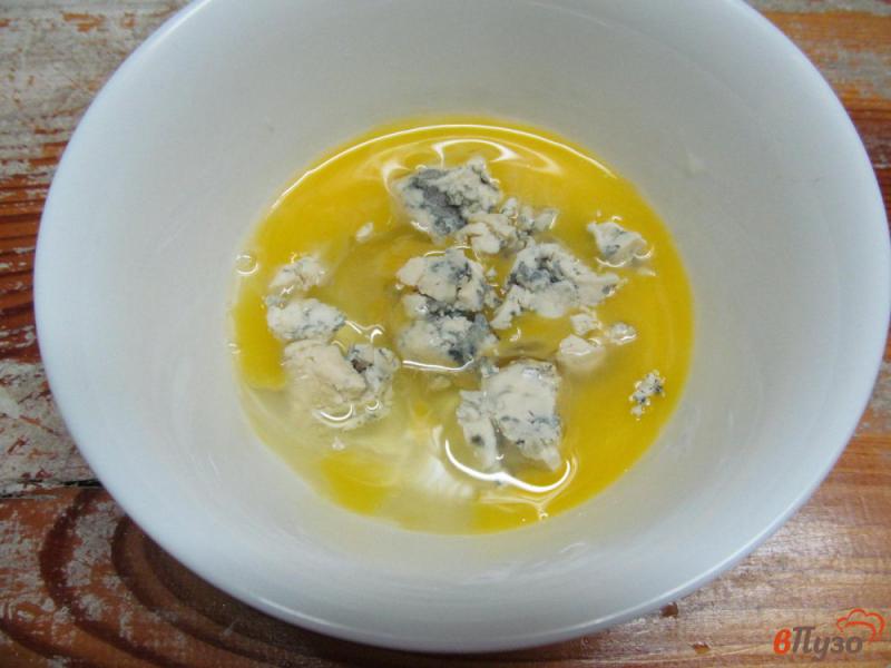 Фото приготовление рецепта: Сливочный картофель под соусом из сыра и яйца шаг №2