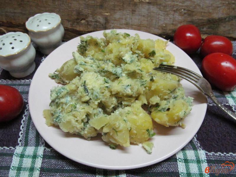Фото приготовление рецепта: Сливочный картофель под соусом из сыра и яйца шаг №8
