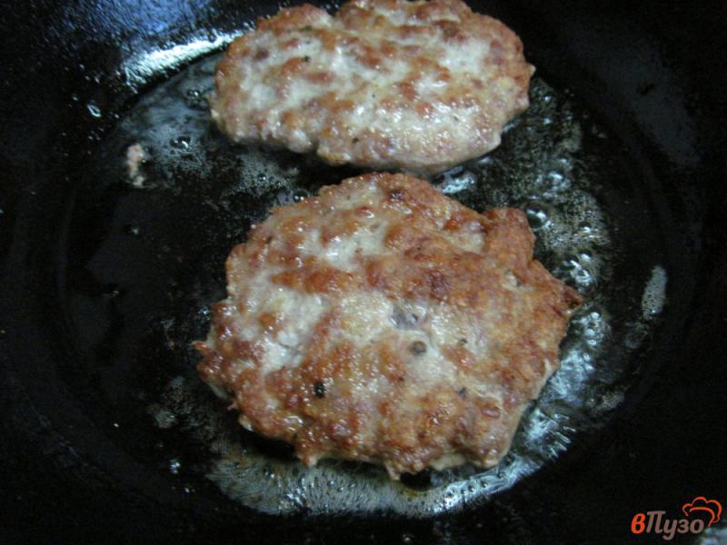 Фото приготовление рецепта: Бутерброды с котлетой под вишневым соусом шаг №3