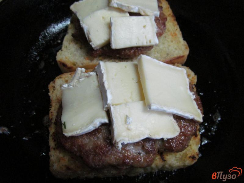 Фото приготовление рецепта: Бутерброды с котлетой под вишневым соусом шаг №4