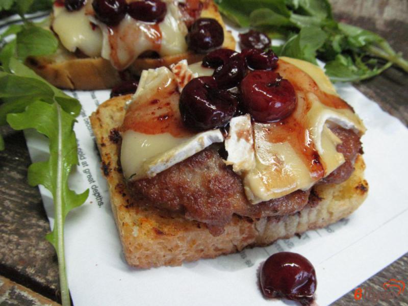 Фото приготовление рецепта: Бутерброды с котлетой под вишневым соусом шаг №6