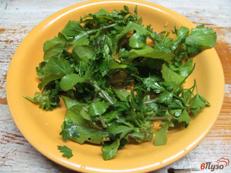 Фото приготовление рецепта: Овощной салат с зеленью под устричным соусом шаг №2