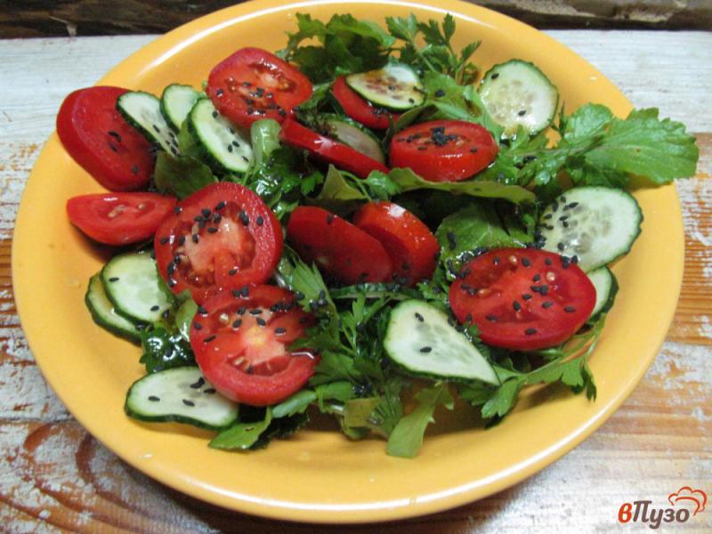 Фото приготовление рецепта: Овощной салат с зеленью под устричным соусом шаг №4