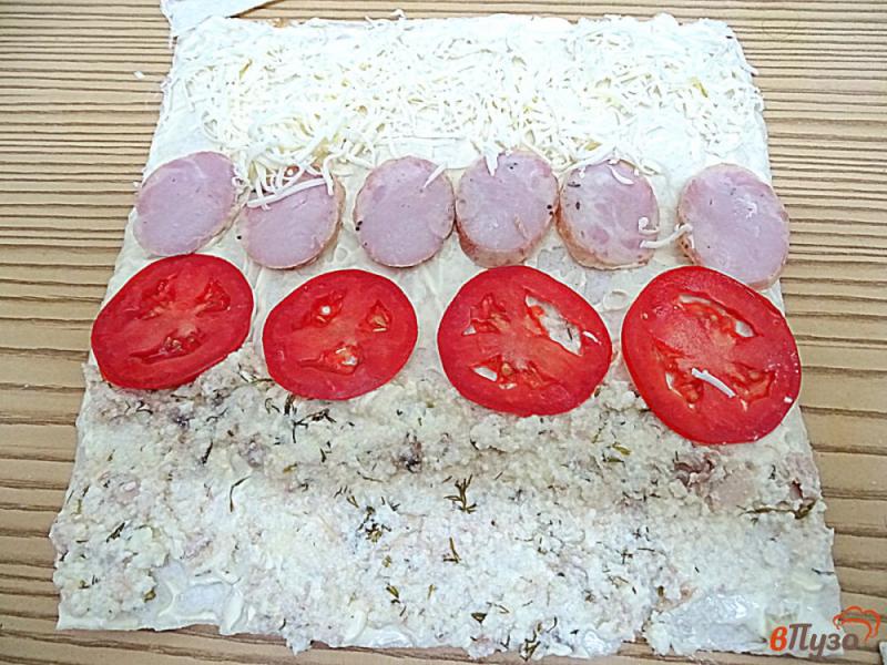 Фото приготовление рецепта: Рулет из лаваша с колбасой, сыром и помидорами шаг №5