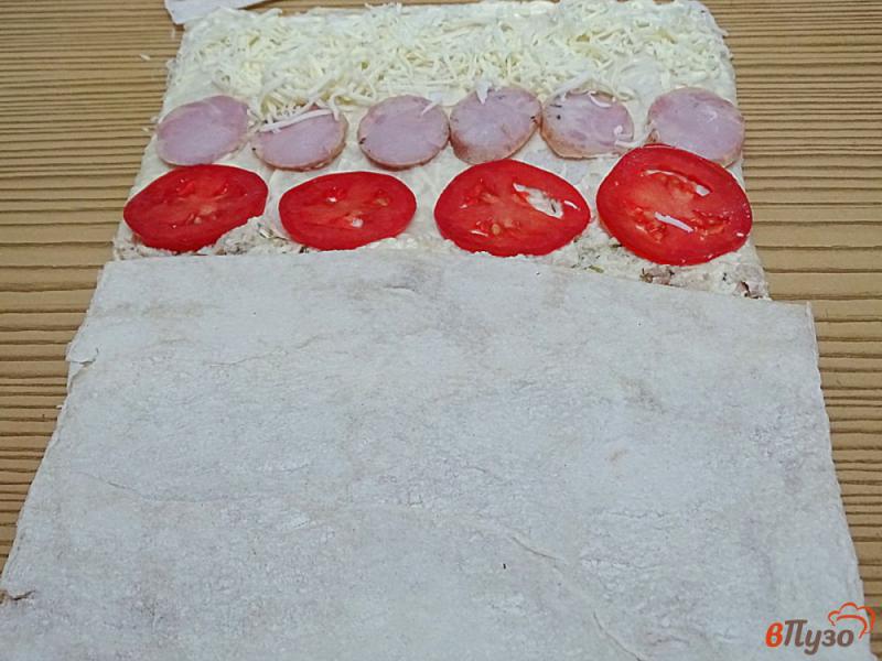 Фото приготовление рецепта: Рулет из лаваша с колбасой, сыром и помидорами шаг №6