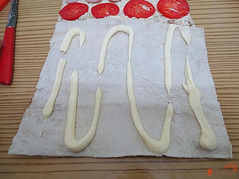 Фото приготовление рецепта: Рулет из лаваша с колбасой, сыром и помидорами шаг №7