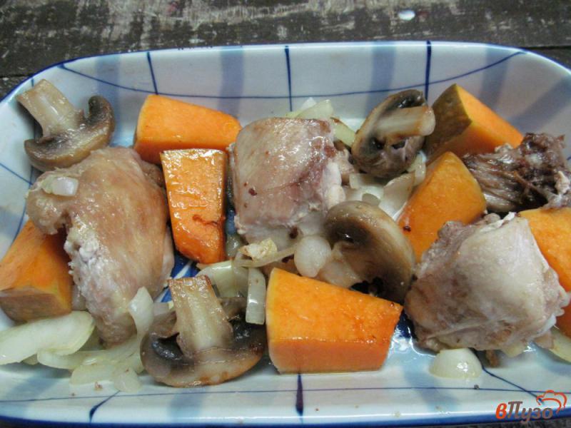 Фото приготовление рецепта: Курица с тыквой и грибами шаг №4