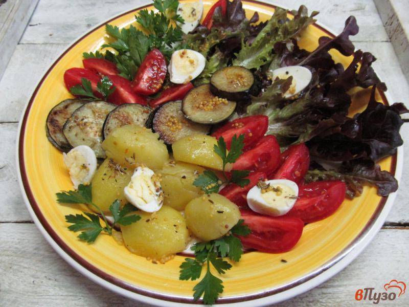 Фото приготовление рецепта: Теплый картофельный салат с жаренным баклажаном шаг №5