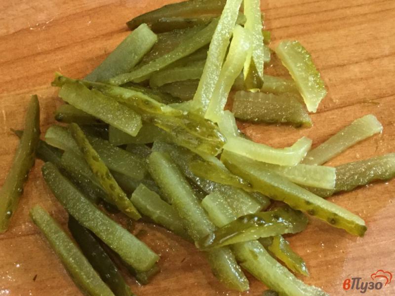 Фото приготовление рецепта: Салат из соленых огурцов, яблок и лука шаг №3