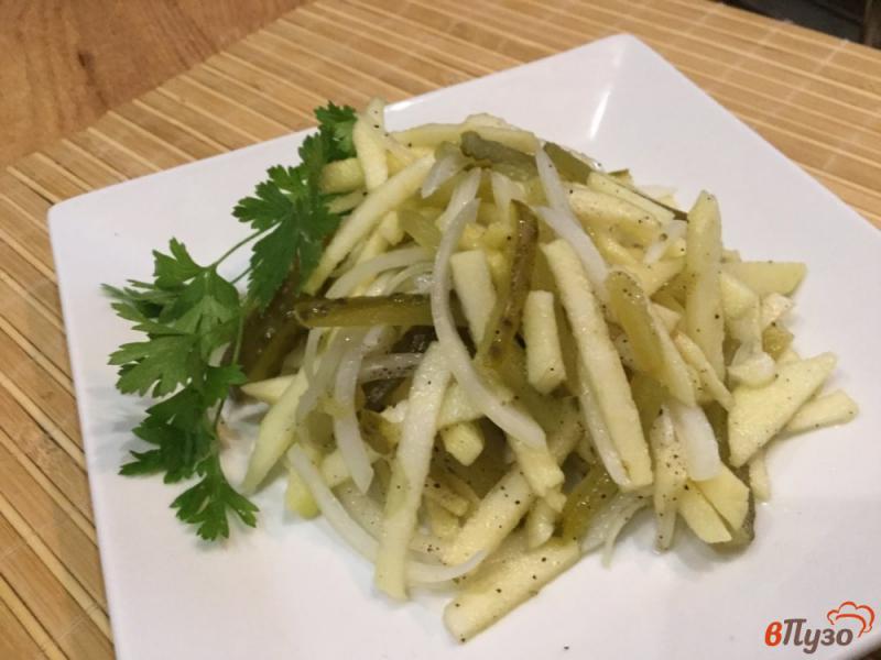 Фото приготовление рецепта: Салат из соленых огурцов, яблок и лука шаг №5
