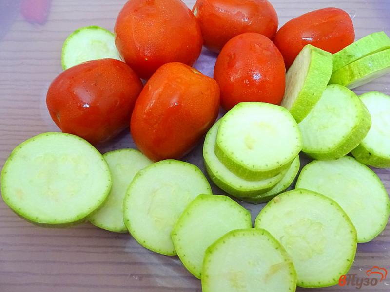 Фото приготовление рецепта: Овощи и сосиски на сковороде гриль шаг №3