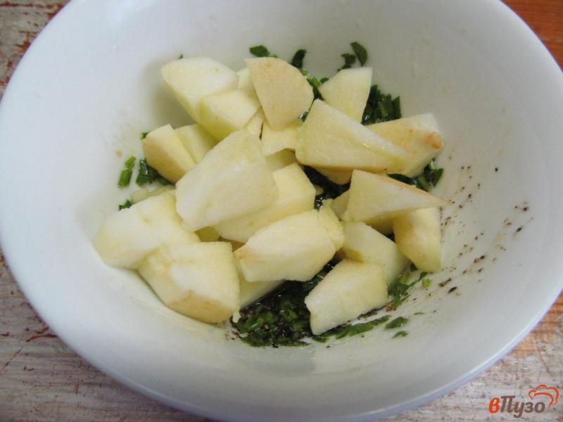 Фото приготовление рецепта: Салат из яблока и огурца шаг №2