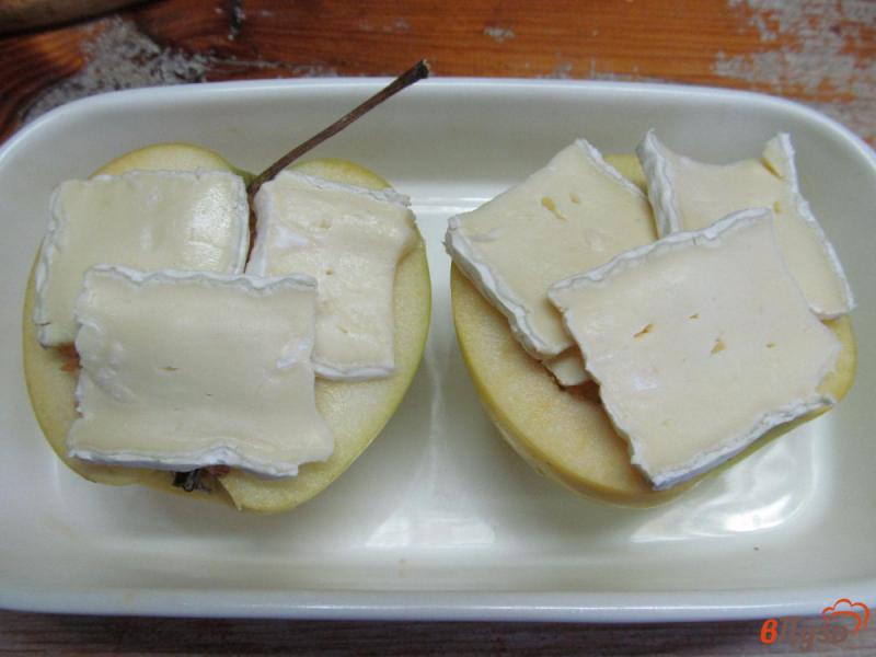 Фото приготовление рецепта: Фаршированные яблоки тыквой под сыром шаг №4