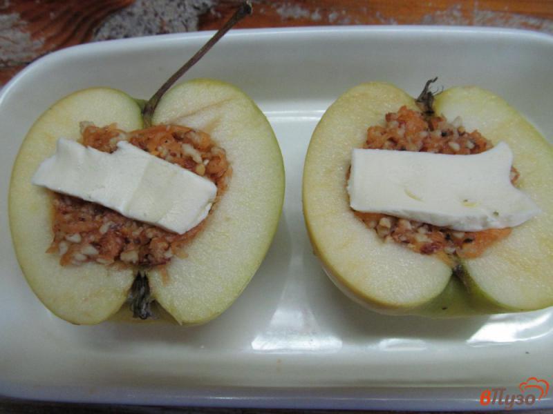 Фото приготовление рецепта: Фаршированные яблоки тыквой под сыром шаг №3