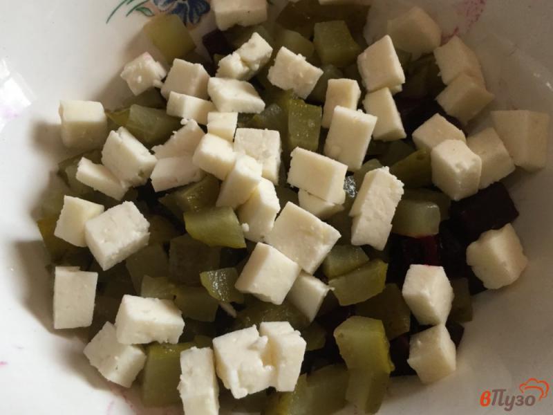 Фото приготовление рецепта: Свекольный салат с огурцом и адыгейским сыром шаг №4