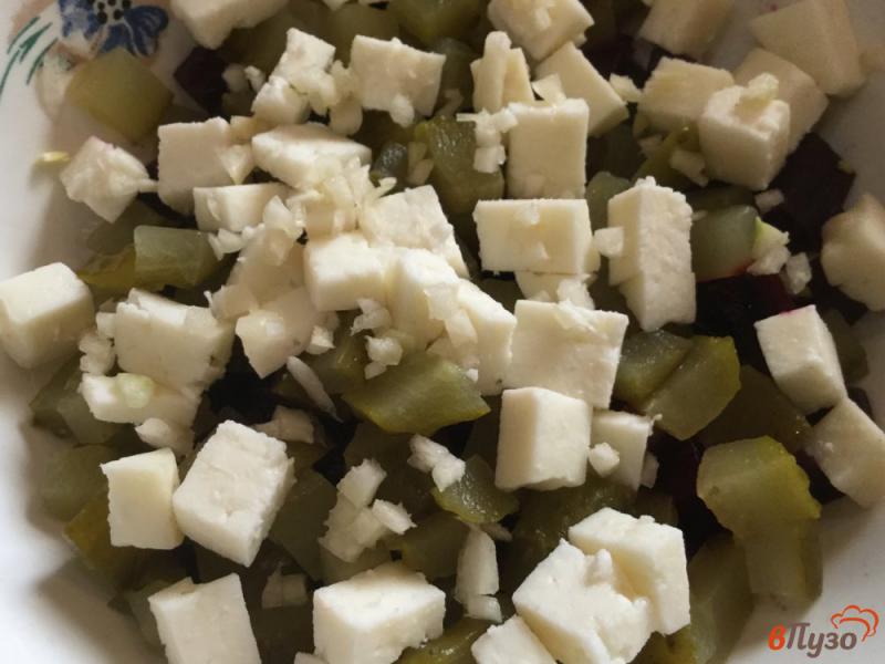 Фото приготовление рецепта: Свекольный салат с огурцом и адыгейским сыром шаг №5