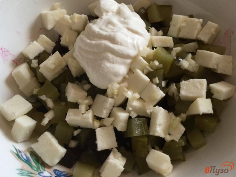 Фото приготовление рецепта: Свекольный салат с огурцом и адыгейским сыром шаг №6