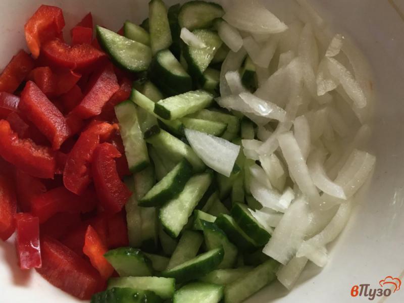 Фото приготовление рецепта: Огуречный салат с болгарским перцем шаг №5