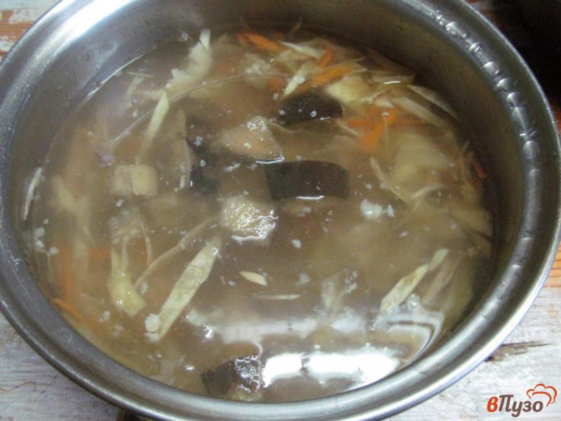 Фото приготовление рецепта: Суп с квашеной капустой и фасолью шаг №8