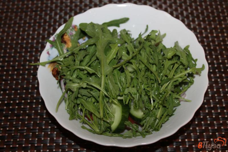 Фото приготовление рецепта: Овощной салат с рукколой, маслинами и фетой шаг №3