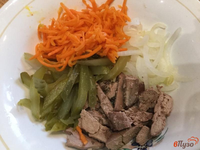 Фото приготовление рецепта: Морковный салат с куриной печенью шаг №4