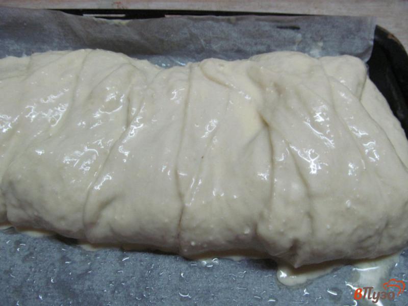Фото приготовление рецепта: Дрожжевой пирог с творогом и сливой шаг №8