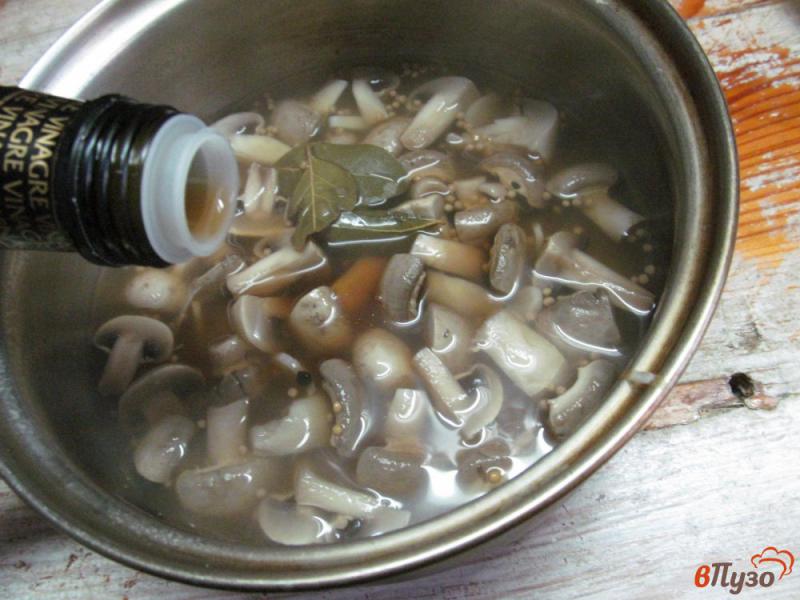 Фото приготовление рецепта: Маринованные грибы с бальзамическим уксусом шаг №3