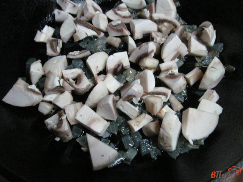 Фото приготовление рецепта: Запеченный сыр бри с грибами шаг №1