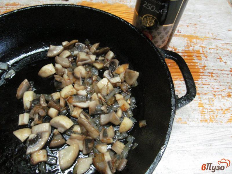 Фото приготовление рецепта: Запеченный сыр бри с грибами шаг №2
