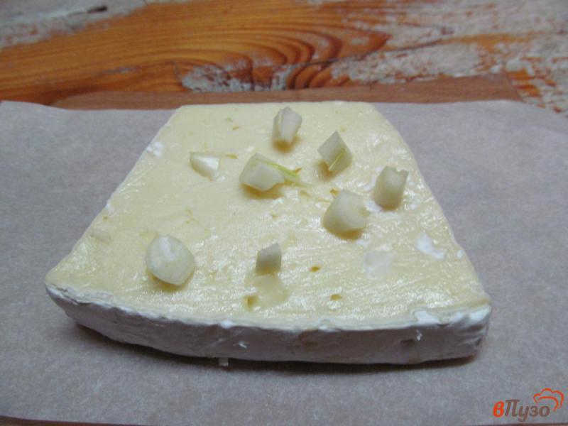 Фото приготовление рецепта: Запеченный сыр бри с грибами шаг №3