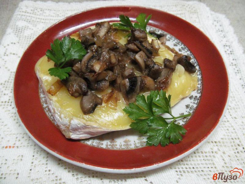 Фото приготовление рецепта: Запеченный сыр бри с грибами шаг №5