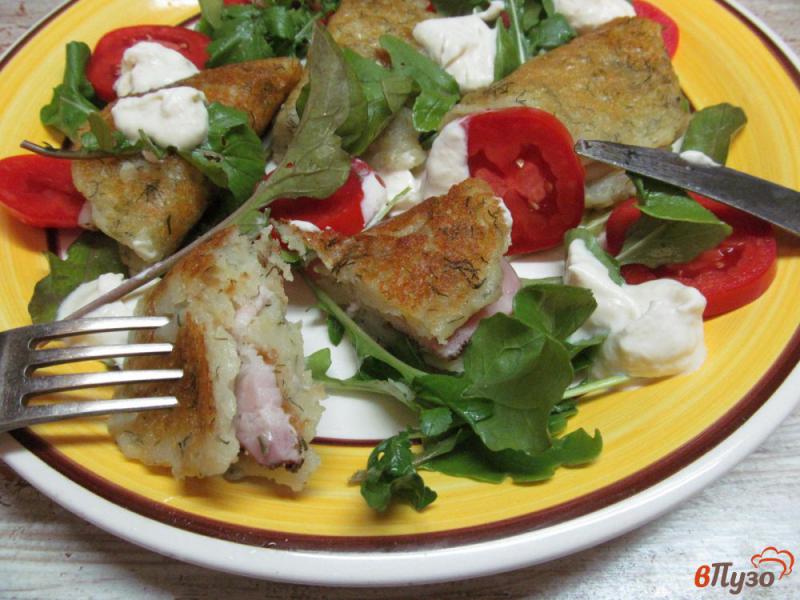 Фото приготовление рецепта: Салат с картофельными блинчиками и помидором шаг №8