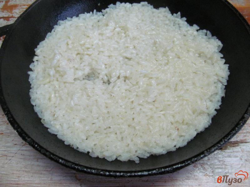 Фото приготовление рецепта: Рис рассыпчатый с чесноком шаг №4