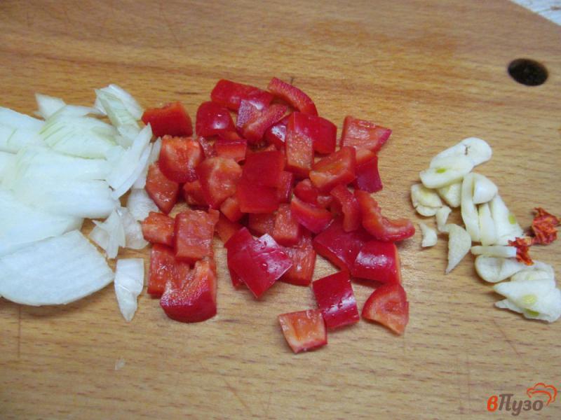 Фото приготовление рецепта: Салат - гарнир из баклажана с овощами шаг №1