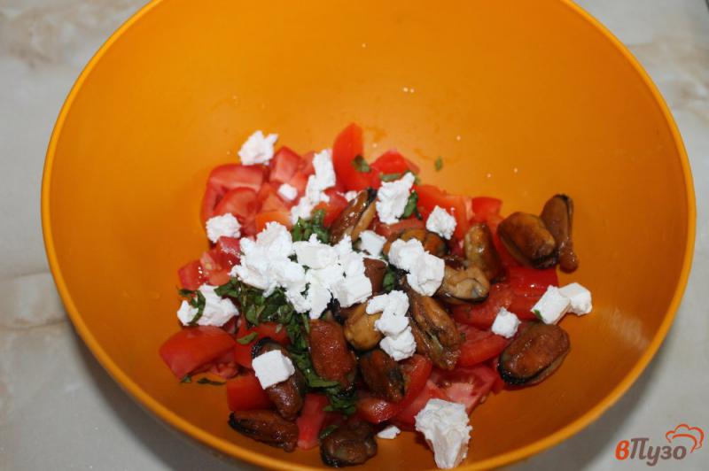 Фото приготовление рецепта: Салат из помидоров, жареных мидий и феты шаг №7