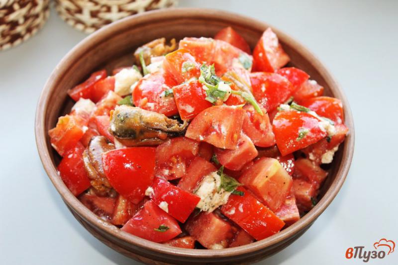 Фото приготовление рецепта: Салат из помидоров, жареных мидий и феты шаг №8