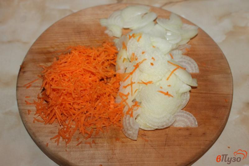 Фото приготовление рецепта: Маслята с морковью в сметанном соусе шаг №3