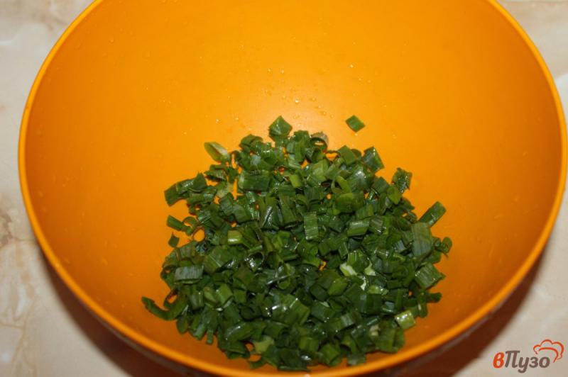 Фото приготовление рецепта: Огуречный салат с перцем, зеленым луком и мягким сыром шаг №1