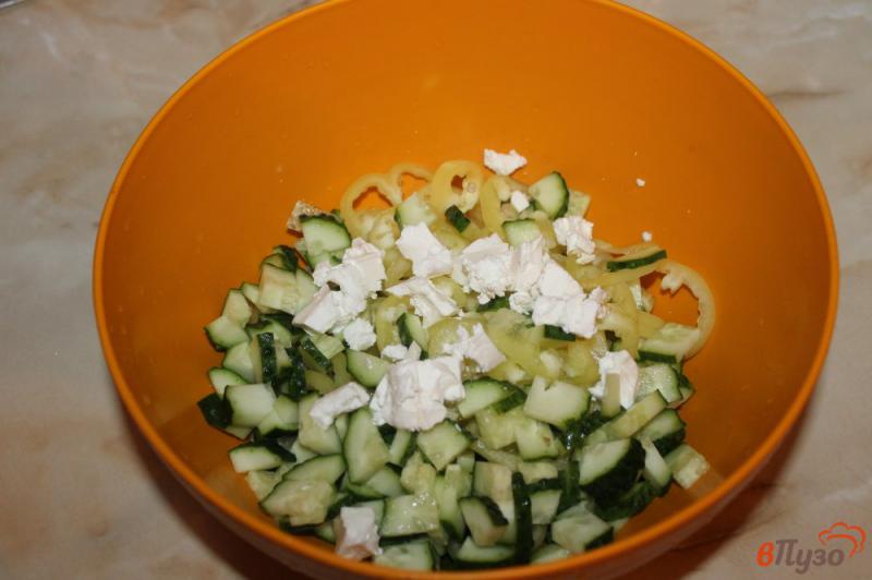 Фото приготовление рецепта: Огуречный салат с перцем, зеленым луком и мягким сыром шаг №4
